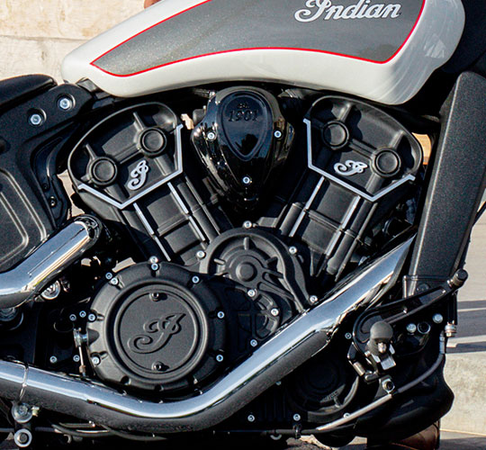 Motor moderno de dois cilindros em V, refrigerado por líquido